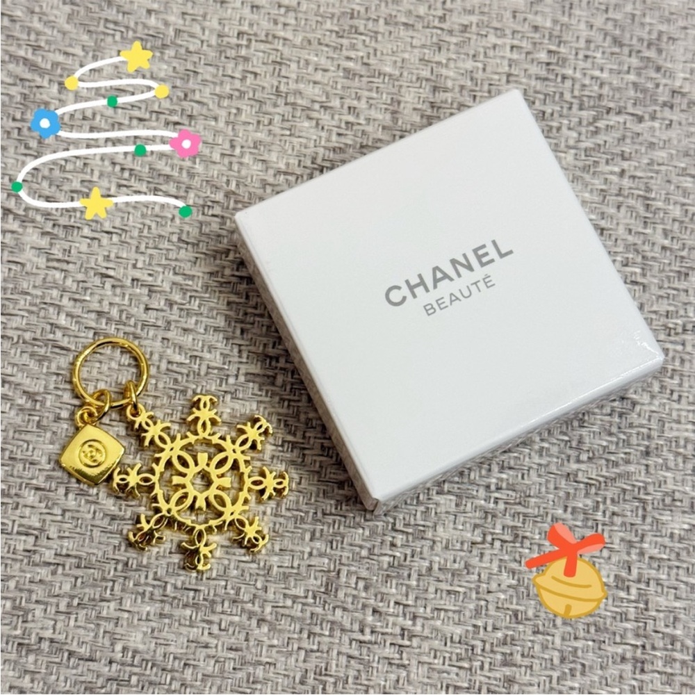 Chanel Beauty Snowflake Charm - Picture 5 of 10